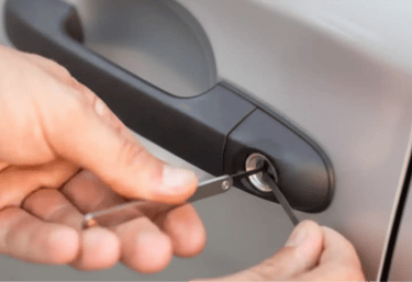 Chaveiro profissional realizando abertura de porta de carro sem chave em Primavera do Leste MT, serviço 24 horas e emergencia