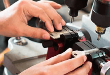 Chaveiro 24 horas em Primavera do Leste MT fazendo cópia de chave simples ou automotiva com máquina de alta precisão.