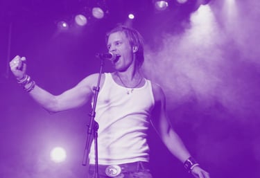 Hombre cantando expresivamente en el escenario