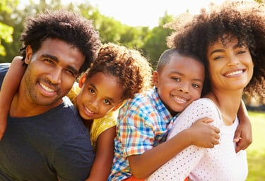 Família reunida um casal Hétero com dois filhos um menino e uma menina.