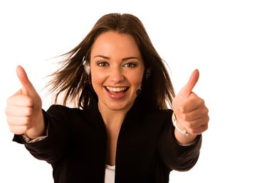 menina jovem fazendo o sinal de positivo.
