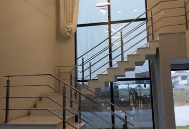 Guarda-corpo de inox sob medida instalado em residência em Curitiba