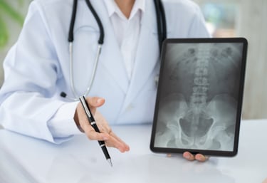 Legitimerad vårdgivare som förklarar röntgenresultat.