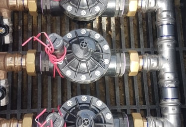 a bunch of pipes and pipes on a grill