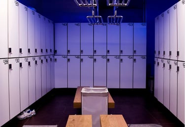 un vestiaire avec des casiers et des armoires