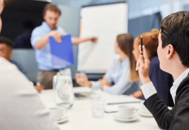 Wykład na kursie korekcji racic, prowadzący omawia temat dla grupy uczestników.