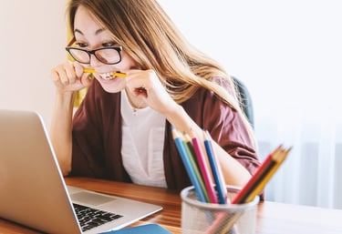 étudiante qui morde son crayon de stress, apsect optimisation des apprentissages par la kinésiologie