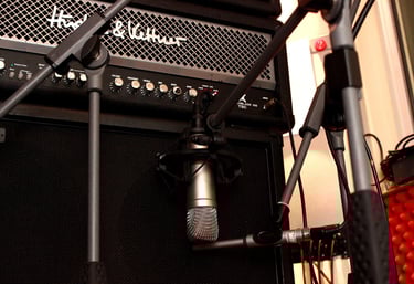 Two different microphones in front of an Bass Amp