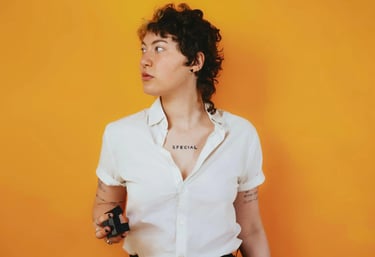 Portrait autiste non-binaire avec stim toy - Hypnose TDAH Genève