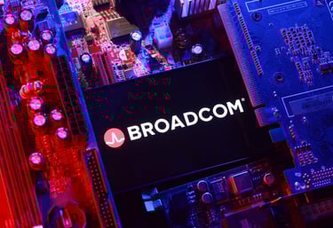 Um logotipo da Broadcom e uma placa-mãe de computador aparecem nesta ilustração tirada em 25 de agosto de 2025.
