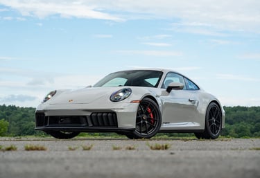Porsche 911 GTS 2025: O Primeiro 911 Híbrido Surpreende com Potência Instantânea e Zero Compromissos