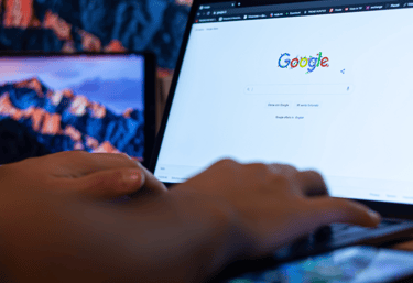 Profissional acessando o Google em notebook para campanhas de tráfego pago e marketing digital — BWM