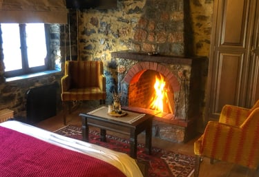 δωμάτιο με τζάκι στον παλιό άγιο Αθανάσιο