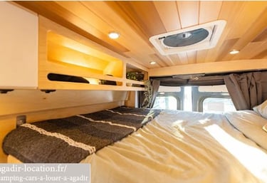 fourgon aménager  Lit double confortable doublé de coussins moelleux pour des nuits paisibles