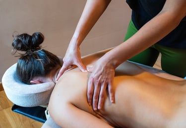 Massage du dos avec les pouces femme allongée sur le ventre