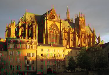Vue extérieure de la cathédrale Saint-Étienne de Metz, emblématique édifice gothique en pierre de Jaumont avec ses grandes ve