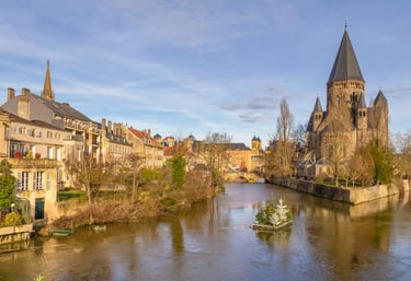 ue de Metz avec sa cathédrale Saint-Étienne et les berges fleuries de la Moselle, mêlant histoire, nature et charme urbain.