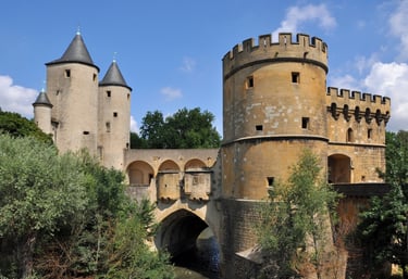 Vue extérieure de la Porte des Allemands à Metz, monument médiéval imposant composé de tours fortifiées, créneaux et mâchicou