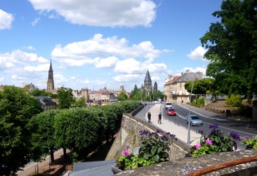 Panorama depuis le Belvédère de l’Esplanade à Metz, offrant une vue imprenable sur la Moselle, les toits de la ville et les e