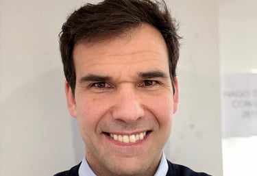 Corredor Inmobiliario, Contador Público con Posgrado y PAS. Fundador de Inprogroup