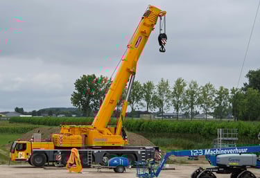 Guindaste telescópico em operação – locação de guindaste