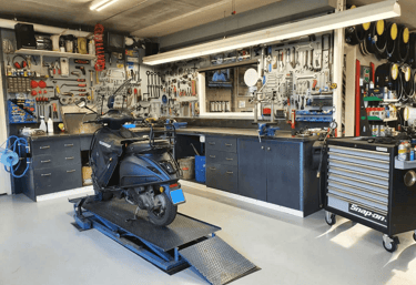 De werkplaats van Otto's Tweewielershop.