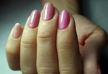 מניקור לק ג'ל בגוון ורוד טבעי – טיפול ביוסקלפצ'ר ב-SBS Beauty Studio.
