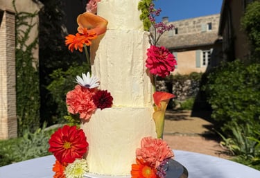 gateau de mariage orné de fleurs
