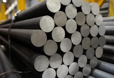 a bunch of metal pipes and pipes in a warehouse