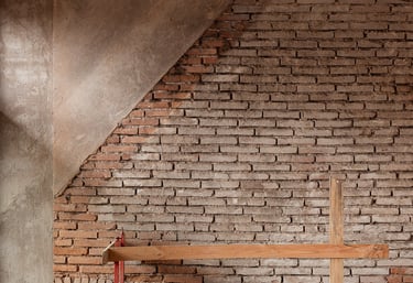 photographie d'un mur brique avec plancher bois