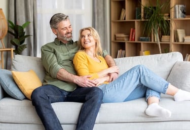 Couple satisfait du nettoyage de leur canapé par ClairÔMax