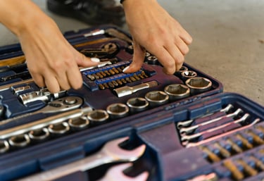 a person holding a tool kit in a toolbox urgence