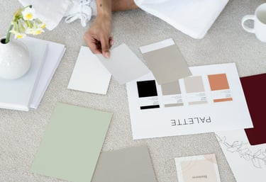 diseñador eligiendo paleta de colores
