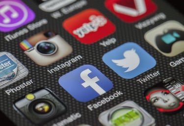 íconos de redes sociales en una pantalla de celular