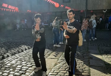 2 profesores de kung Fu en postura SanTi durante la feria marcial en Argentina
