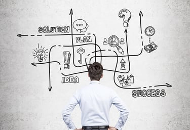 Experte betrachtet Wand-Skizze – Planung und Entwicklung einer nachhaltigen IP-Strategie