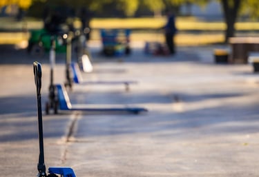 quatro paleteiras azuis enfileiradas lada a lado