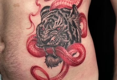 Tatuagem colorida de tigre e cobra.