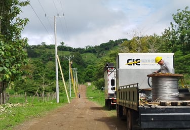 instalacion de postes o tendido electrico en una zona residencial, con camiones en Costa Rica