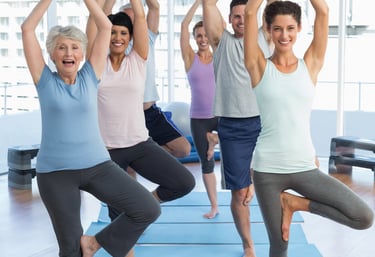groupe de personnes de tous âges pratiquant le yoga