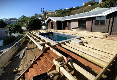 Pieux vissés supportant une grande terrasse en bois.