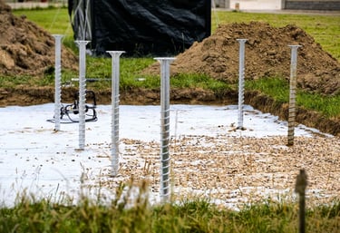 Fondation vissée sur terrain argileux pour studio de jardin.