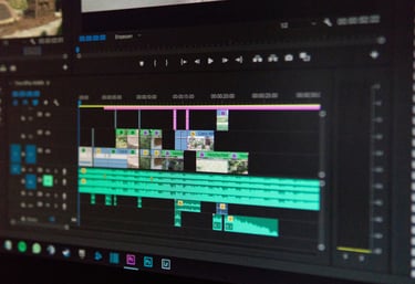 Un logiciel de montage ouvert sur un ordinateur