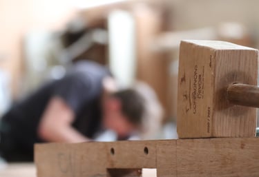 Alexis Maheut - Artisan Menuisier à Livry-Louvercy - Travaillant une pièce de bois
