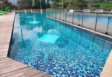 kolam renang di villa dengan keramik mozaik