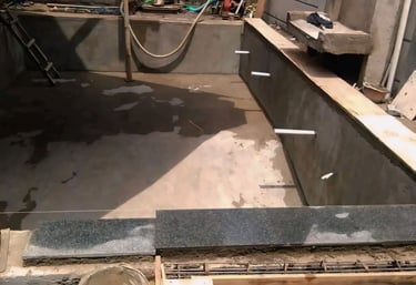 proses pemasangan batu bibir kolam renang 