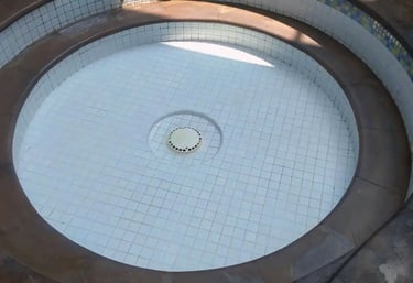 kolam jakuzzi dengan finishing keramik kolam berwarna putih.