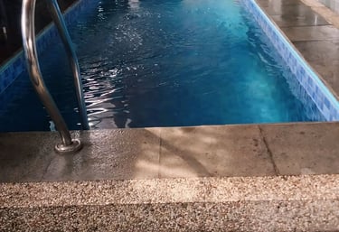 kolam keluarga sederhana dengan finising keramik berwarna biru.