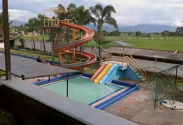 kolam renang anak lengkap dengan perosotan nya.