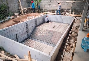 pemasangan struktur dan gelaran kolam renang struktur beton.
